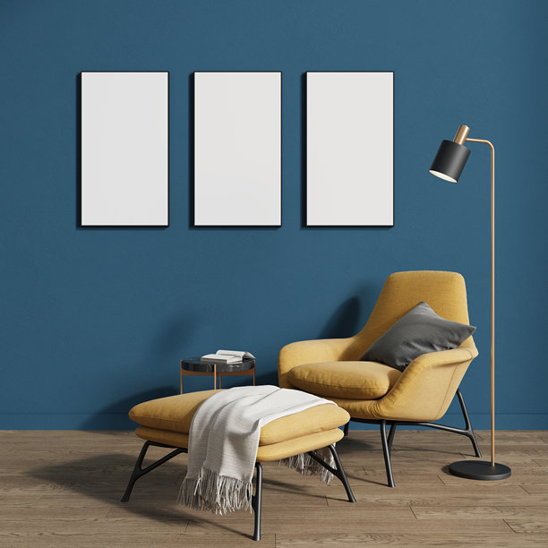 客厅中黄色扶手椅上方的空画框或照片框。3D渲染。图片下载