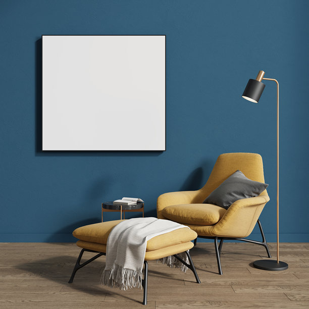客厅里黄色扶手椅上方的空画框或照片框。3D渲染。图片下载
