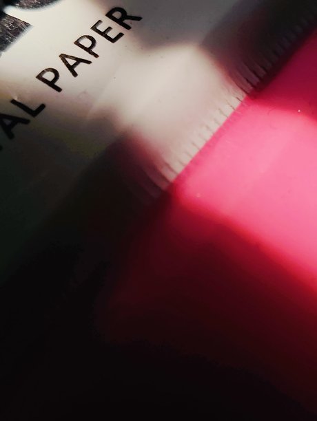 带有红光和黑影的抽象背景素材图片下载