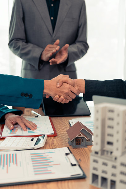 房地产经纪人、卖方和新业主之间的握手和协议达成，销售、购买、贷款、融资、保险、房屋租赁，特写照片。图片下载
