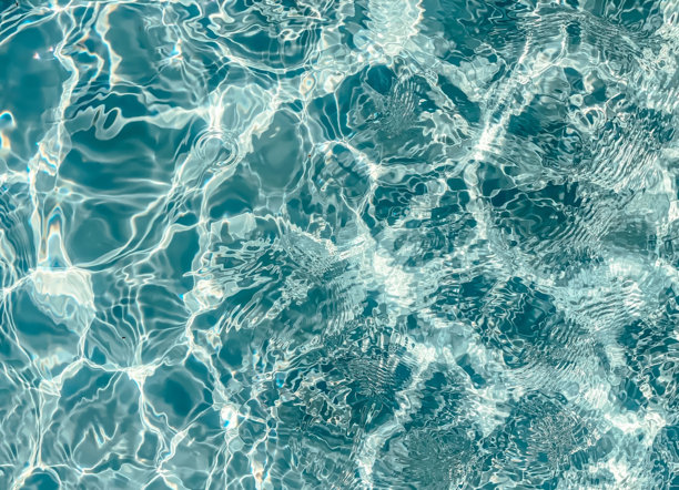 泳池水纹理。夏季假期概念的背景。水的照片。图片下载