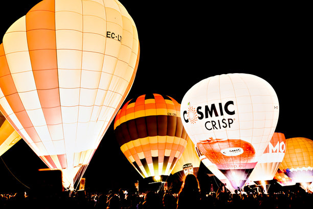 第28届欧洲热气球节在伊瓜拉达举行。热气球集会。夜间照片图片下载