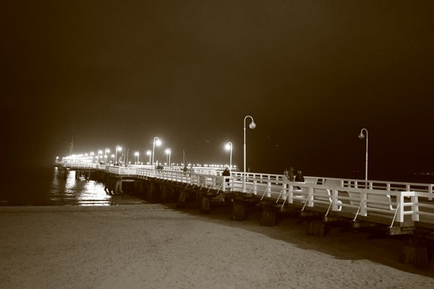 波兰索波特 - 2025年1月22日：索波特码头夜景，黑白照片，棕褐色调图片下载