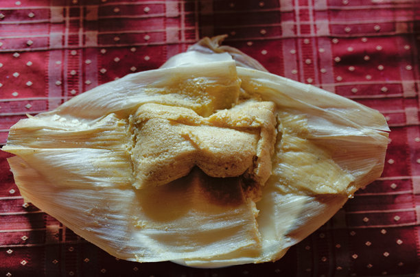 一个人在智利的家中准备用玉米棒制作的玉米饼，以及一个人在吃玉米饼的照片图片下载