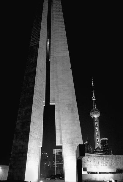 上海东方明珠塔和人民英雄纪念塔的夜景黑白照片图片下载