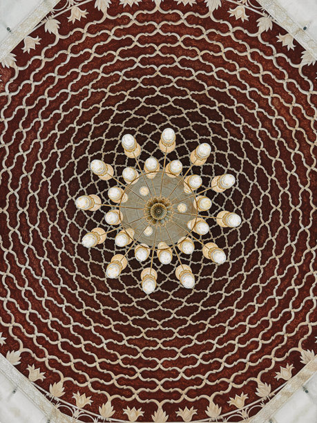 摩洛哥风格的圆顶室内设计，手绘细节和中央的大吊灯，具有美学的宏伟伊斯兰建筑室内背景图片下载