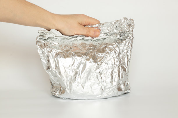 女孩手中拿着的热封包装袋，背景为白色，食品储存包装。图片下载