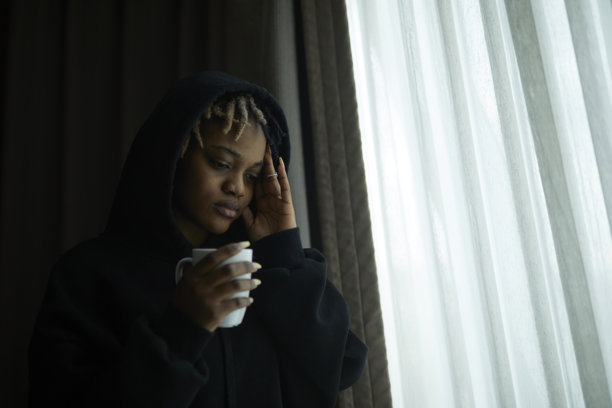 一系列黑女性喝咖啡时展现不同表情的照片图片下载