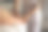 在白色背景下进行拔罐疗法的男子的真实照片。传统的整体健康护理概念。非常适合用于说明替代医学实践。图片下载