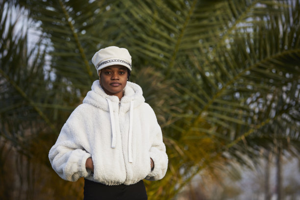 一组黑女性穿着白色时尚外套和帽子在公园的照片系列图片下载