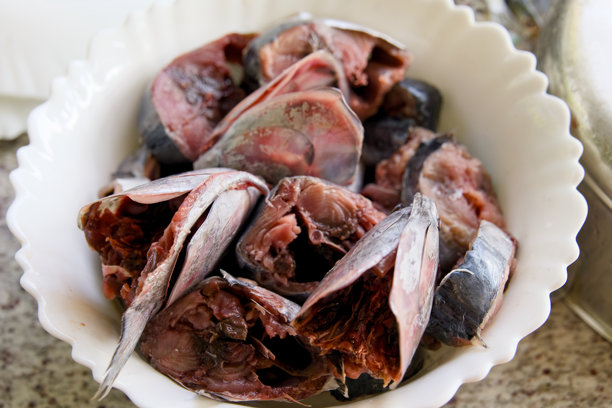 新鲜的鲭鱼在白色碗中的特写照片图片下载