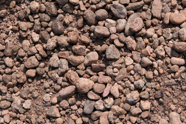 地面上的一堆卵石特写照片图片下载