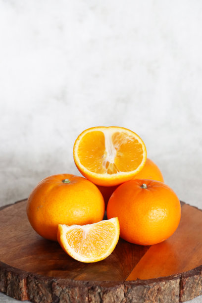 新鲜切片橙子的图片，柑橘类水果放在木凳上 / 健康的维生素C来源 / 营养丰富，清爽的夏季小吃图片下载