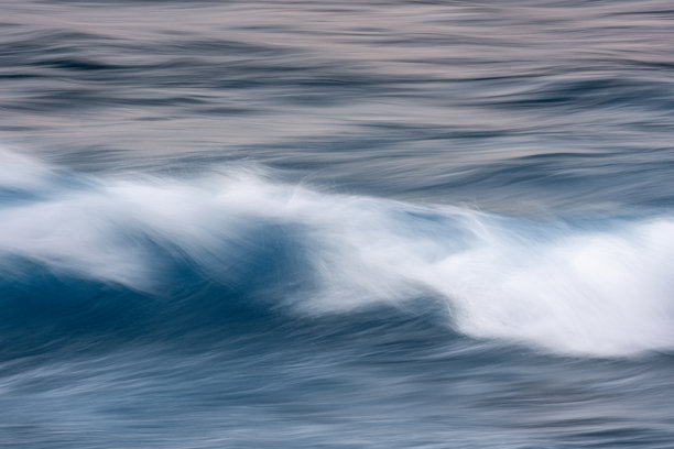 长时间曝光的波浪运动照片，形成模糊的抽象图像。图片下载