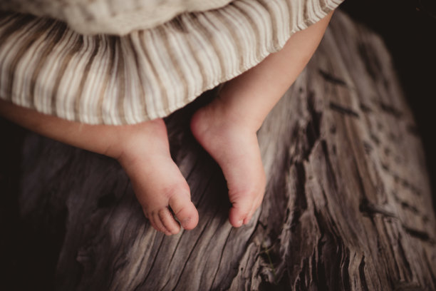 俯视照片中的幼儿脏脚丫图片下载