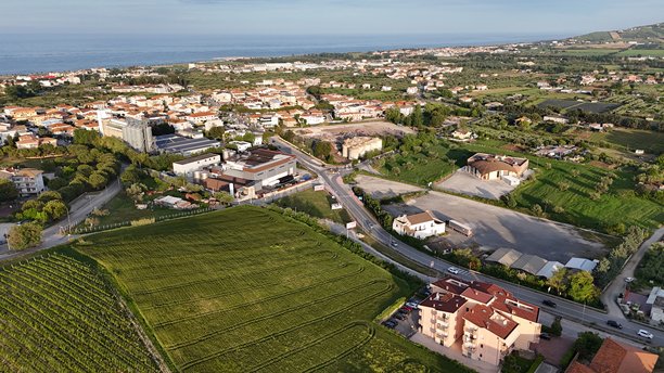 意大利罗塞托·德利·阿布鲁齐镇的房屋、屋顶、街道和绿地的航拍照片，展现了美丽的景色。图片下载