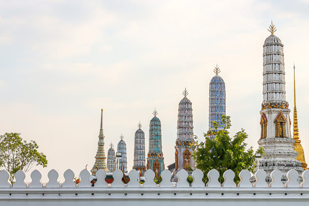 泰国美丽寺庙的照片，背景是蓝天和人们。图片下载