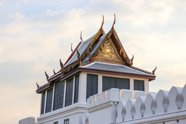 泰国寺庙的美丽图片，背景是蓝天。图片下载