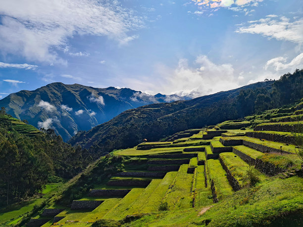 古代印加梯田与山脉相映，印加阶梯，圣谷，库斯科，秘鲁，库存照片图片下载