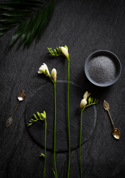 这张照片展示了一个简约的构图，背景为深色。图片下载