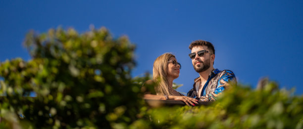 夏季户外佩戴太阳镜的情侣 - 股票照片图片下载