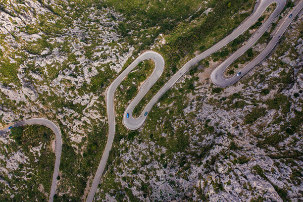 令人惊叹的航拍照片，标志性的萨科洛布拉公路蜿蜒穿过马洛卡的特拉蒙塔纳山脉。蜿蜒的山路，急转弯，是旅行者和骑行爱好者的热门目的地。图片下载