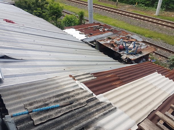 简单瓦屋顶房屋的照片。人口密集地区。图片下载