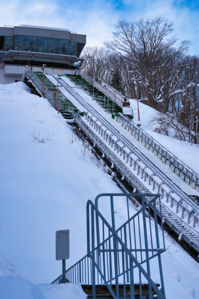 日本北海道札幌大倉山滑雪跳台的跳跃平台图片下载