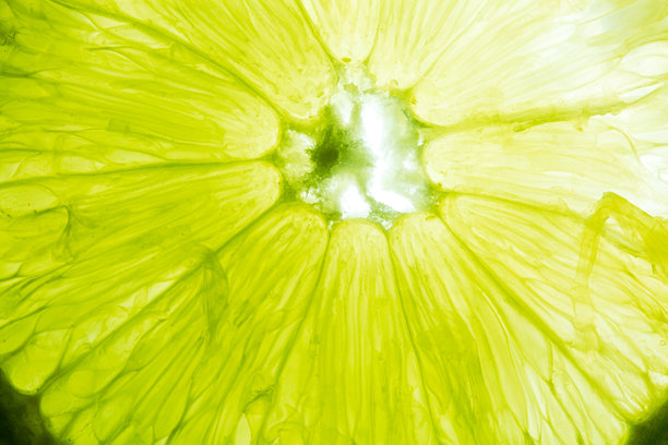 柠檬的宏观纹理，柠檬切片的特写照片。抽象自然背景，柠檬的宏观纹理，柠檬的宏观纹理，宏观特写表面纹理，鲜嫩的青柠切片。图片下载