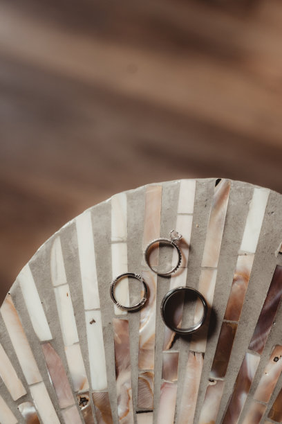 从上方拍摄的婚戒放在石英桌上的照片图片下载