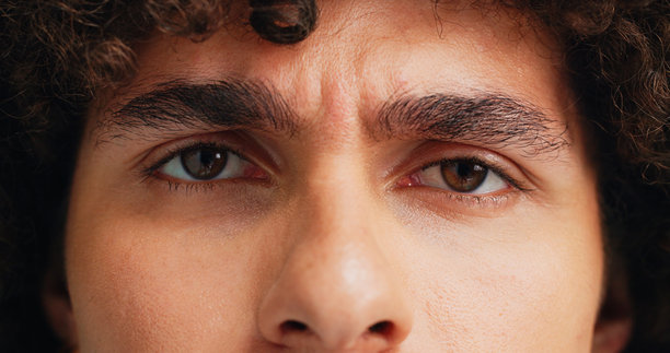 人物，眼睛特写，表现出视力压力、担忧或验光肖像。模特，面露焦虑或皱眉，关心眼部健康，视力下降或对视网膜健康感到困惑、担忧或关心。图片下载