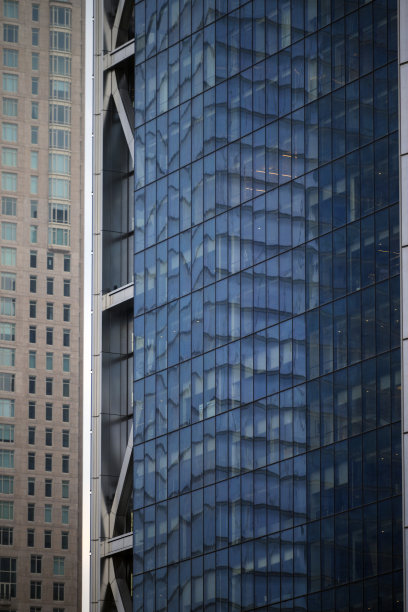 曼哈顿下城蓝色玻璃办公高楼的特写图片下载