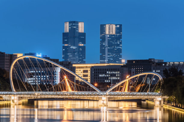 中国河南省郑州的双子塔和桥的夜景图片下载