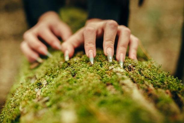 她指甲上的艺术作品库存照片图片下载