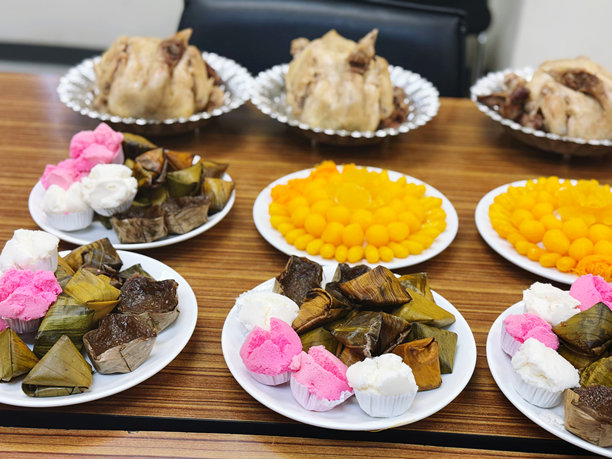 桌子上的传统泰国甜点，特写照片图片下载