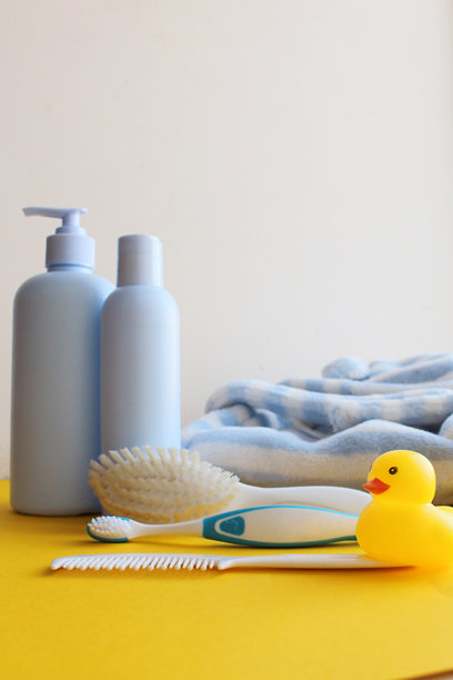 黄色和白色背景上的护肤产品照片。图片下载