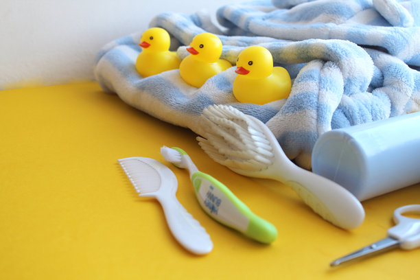 黄色背景上的护肤产品照片。图片下载