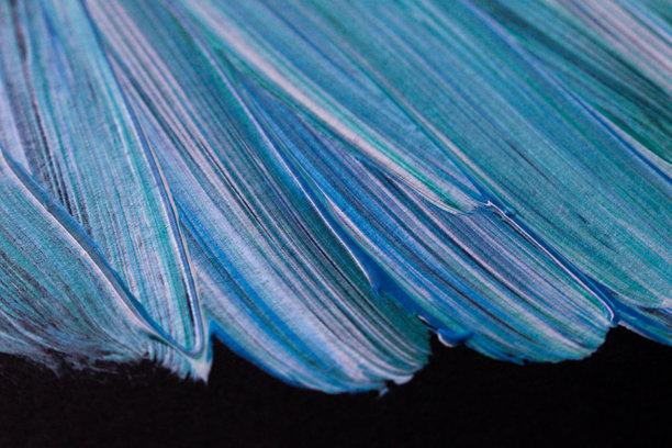 手工艺术品的特写照片。蓝色、紫色和绿松石色的漩涡状油漆。厚涂层的意大利画笔触和黑纸上的质感。图片下载