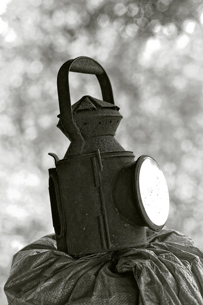 黑白照片的复古铁路信号灯图片下载