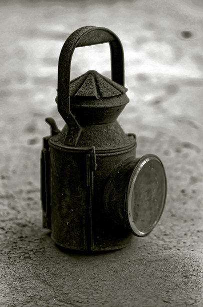 黑白照片的复古铁路信号灯图片下载