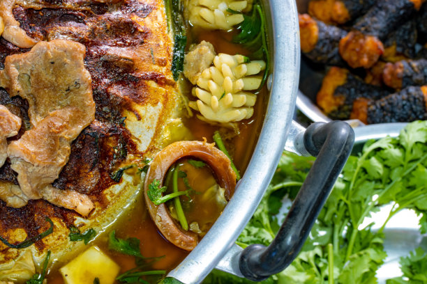 热锅上的烤肉配蔬菜酱的准备 - 木炭火锅，特写。泰式烧烤风格的烤猪肉片，俯视图。图片下载