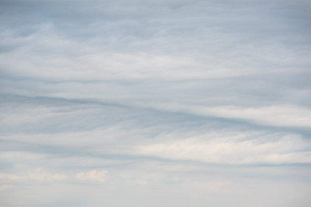 密集的灰色雷暴积云波浪状云层覆盖整个画面。阴沉的雨天天空背景，可用于叠加在您的照片上。图片下载