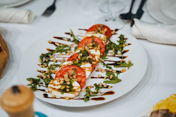 这张图片展示了一盘精美摆放的食物特写，巧妙地放置在餐桌上，展现了美味的食材和烹饪艺术。图片下载