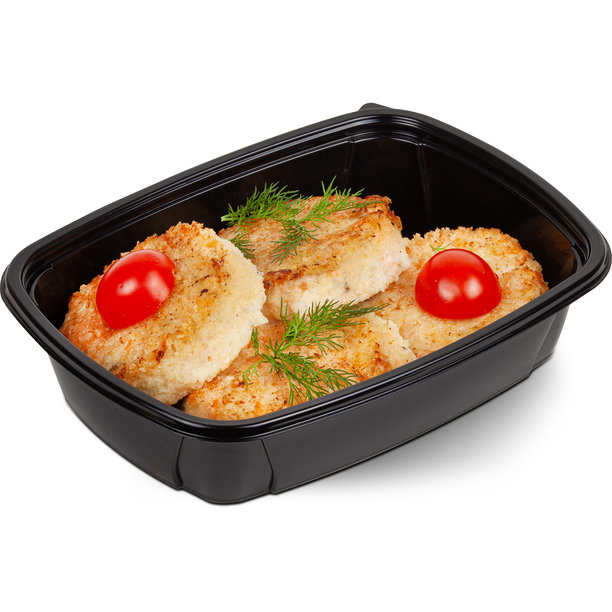 黑色塑料午餐盒中装有脆皮炸肉饼和番茄的照片，背景为白色。图片下载