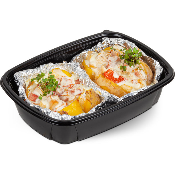 白色背景上黑色塑料午餐盒中的奶酪和鸡肉馅烤土豆照片图片下载