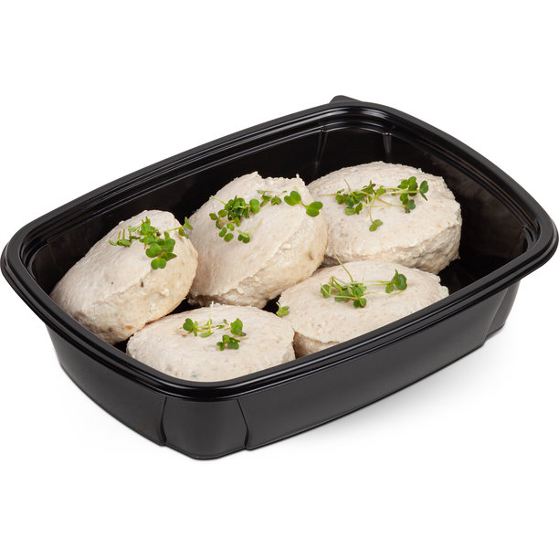 白色背景上的黑色塑料午餐盒里的鸡肉排照片图片下载