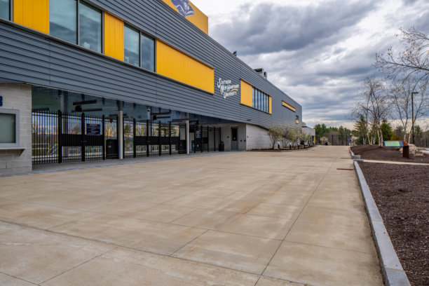 南新罕布什尔大学，SNHU，马克·A·乌莱特体育场建筑的外观照片。图片下载