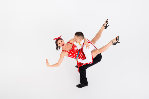 吸引人的快乐专业舞者在白色背景上进行复古风格的舞蹈表演的照片图片下载