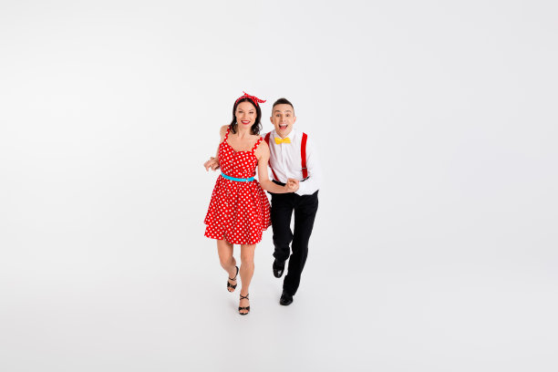 两位舞伴在白色背景下空旷的空间中参加舞蹈比赛的全身照片图片下载