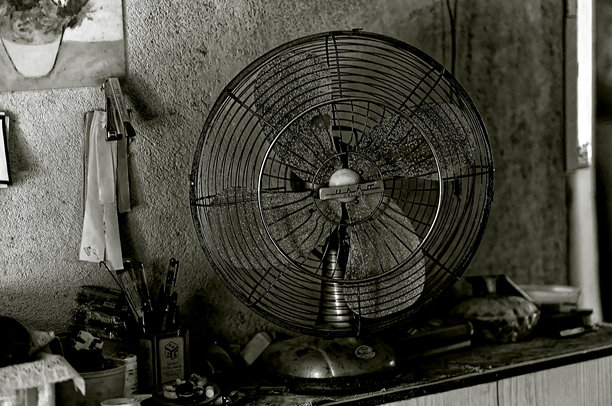 黑白照片的桌面风扇图片下载